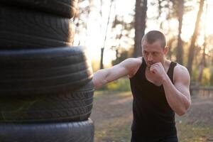 homme combattant formation boxe Extérieur aptitude faire des exercices photo