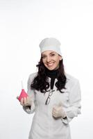 une femme dans une laboratoire manteau en portant une rose objet photo
