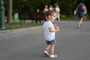 peu caucasien fille 3 ans vieux mange la glace crème fermer portrait photo