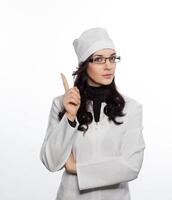 une femme dans une blanc manteau et des lunettes photo