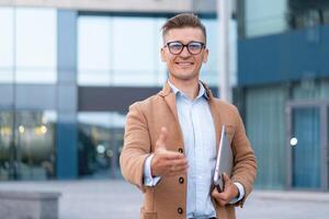 entreprise. homme d'affaire donnant main pour poignée de main Bienvenue geste photo