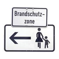 signe allemand isolé sur blanc. protection incendie brandchutz-zone
