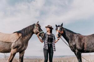 Jeune content femme dans chapeau avec sa cheval dans soir le coucher du soleil lumière. Extérieur la photographie avec mode modèle fille. mode de vie ambiance. concept de Extérieur équitation, des sports et des loisirs. photo