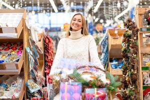 une femme est achats dans une boutique avec Noël décorations photo