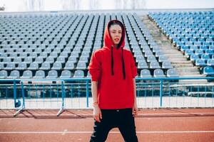 Jeune des sports femme dans sweat-shirt repos après le jogging formation sur le fonctionnement Piste à été photo