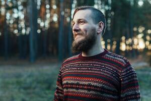 portrait brutal barbu branché homme dans le forêt photo