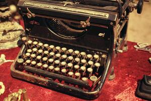 rétro machine à écrire sur une rouge nappe de table pour vente à une Puce marché photo