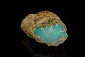 macro minéral pierre rare et magnifique opales sur une noir Contexte photo