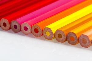 macro multicolore des crayons sur une blanc Contexte photo