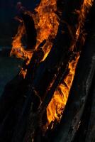 magnifique Feu flammes sur une feu de camp photo