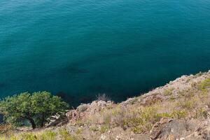 paysage marin avec rocheux falaises photo