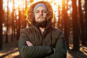 portrait de une barbu branché touristique homme dans le les bois forêt photo