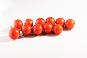 Cerise tomates isolé sur le blanc Contexte photo