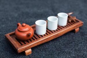 brassage chinois thé dans céramique gaiwan pendant le thé la cérémonie fermer. gaiwan et autre thé outils pour le la cérémonie photo