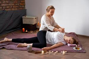 se détendre et prendre plaisir dans spa salon, avoir thaïlandais massage par professionnel masseur. photo