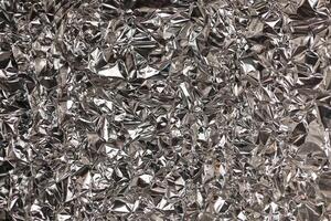 plein Cadre prendre de une feuille de froissé argent aluminium déjouer photo