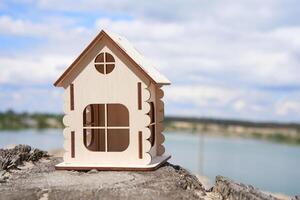 miniature en bois maison Extérieur la nature. réel biens concept. moderne logement. respectueux de la nature énergie efficace maison. achat Accueil à l'extérieur le ville Frais air. photo