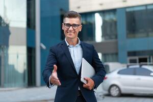 entreprise. homme d'affaire donnant main pour poignée de main Bienvenue geste photo