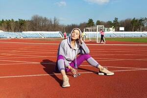 en forme sportif fille relaxant après le jogging photo