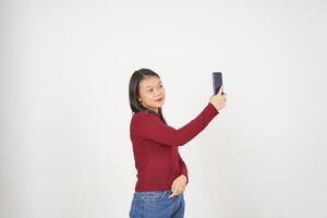 Jeune asiatique femme dans rouge T-shirt prendre une selfie photo isolé sur blanc Contexte