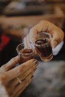 savourer le Facile joies dans vie, un tasse de café à une temps. photo