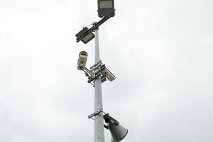 Sécurité vidéosurveillance appareils photo et haut-parleur monté sur le Publier pour rue surveillance.