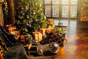fermer de une Noël arbre décoré avec or des balles. en dessous de le Noël arbre une grand nombre de Noël cadeaux. Noël vacances concept photo