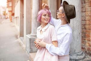 deux étreindre les filles près le vieux bâtiment dans le ville photo