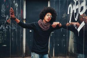 Jeune afro américain Jeune homme d'affaire ou étudiant portant noir col roulé chandail et écharpe et ayant frisé foncé cheveux. concept de élégant et à la mode Regardez photo