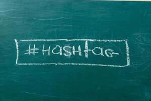 fermer sur hashtag symbole blanc craie sur une tableau noir copie espace Contexte photo