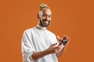 noir gay homme avec brillant maquillage utilisation téléphone intelligent photo