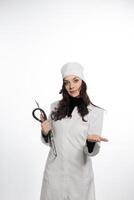 une femme dans une blanc laboratoire manteau photo