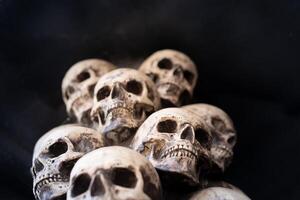 crâne Halloween Contexte beaucoup gens crânes supporter sur Haut de chaque autre. mystique terrifiant concept. abstrait cauchemar occulte Mémorial photo