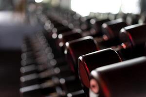 haltères dans une rangée à Gym foncé tonique photo