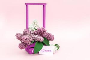 magnifique bouquet de violet lilas et carte sur violet papier Contexte photo