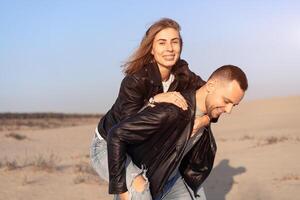 content et mignonne adorable adulte couple de millénaire les hipsters, homme avec femme petite amie sur porcin dos, avoir amusement jouer photo