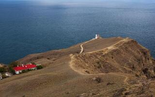 phare sur le Montagne près le mer ou océan photo