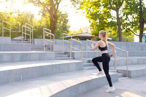 sport et aptitude. en forme femme fonctionnement en haut le pas été ensoleillé Matin caucasien athlétique femelle le jogging Extérieur cardio formation actif en bonne santé mode de vie photo