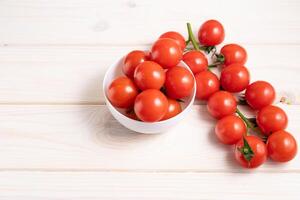 Cerise tomates sur le blanc en bois table photo