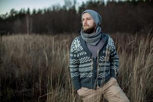 Jeune adulte marcher voyage, homme promeneur avoir perdu à la recherche à latéralement copie espace zone pour votre texte message ou information photo