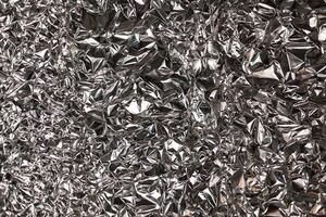 plein Cadre prendre de une feuille de froissé argent aluminium déjouer photo