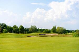 vert herbe et les bois sur une le golf champ photo