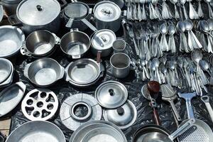 aluminium ustensiles de cuisine pour vente à une Puce marché photo