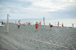 Géorgie, ureki août 2018 noir le sable noir camping. plage volley-ball à le été photo