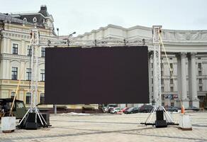 gros LED panneau écran permanent Extérieur sur ville rue Kiev photo