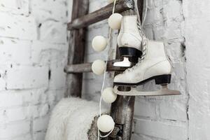 une paire de blanc cuir des sports patins pendre sur une corde sur le mur. bien Nouveau année esprit. magnifique calme Contexte photo
