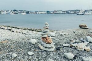 des pierres pyramide sur Galet plage symbolisant la stabilité, Zen, harmonie, équilibre. peu profond profondeur de champ. photo