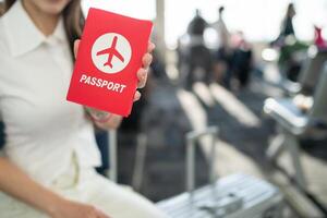 une passager à le aéroport embarquement porte avec sa passeport dans main. photo