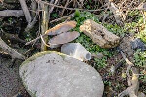 sale écologie environnement avec épars des ordures et déchets de Humain activité photo