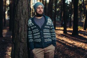 Extérieur portrait de Beau barbu homme . décontractée l'automne mode portrait photo